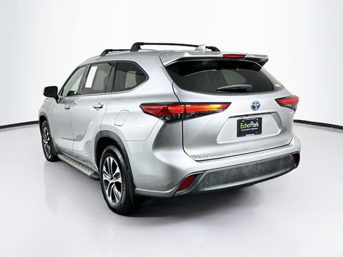 Used 2021 Toyota Highlander XLE AWD/4WD image 5
