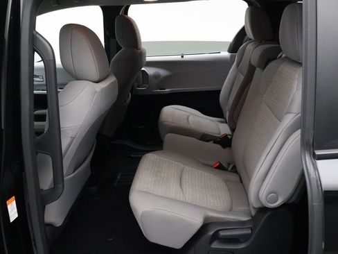 Certified 2025 Toyota Sienna LE image 19