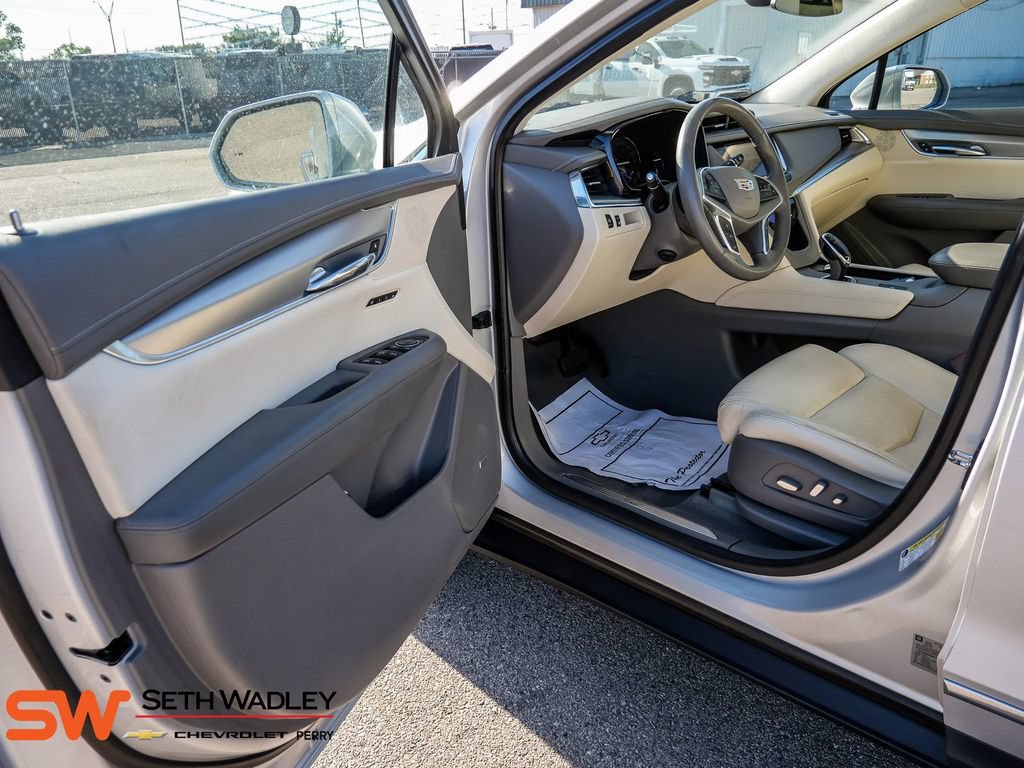 Used 2017 Cadillac XT5 Luxury w/ Driver Awareness Package FWD image 32