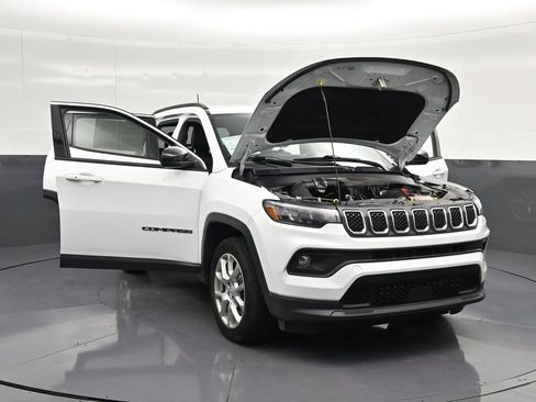 Used 2024 Jeep Compass Latitude AWD/4WD image 36