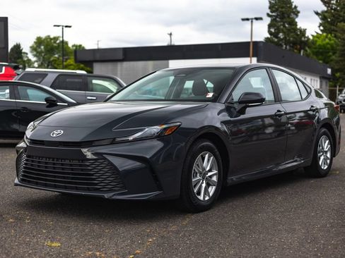 Used 2025 Toyota Camry LE FWD image 5