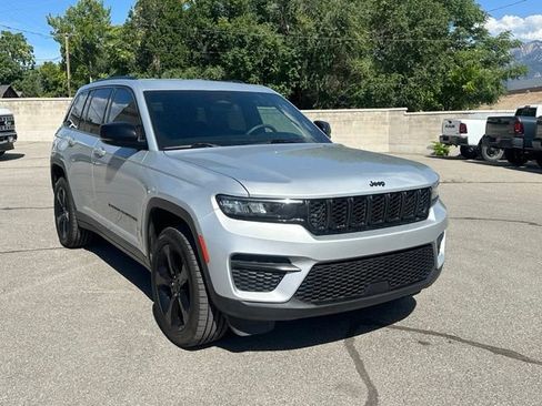 Certified 2023 Jeep Grand Cherokee Altitude AWD/4WD image 11