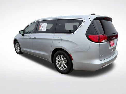 Used 2023 Chrysler Voyager LX FWD image 5