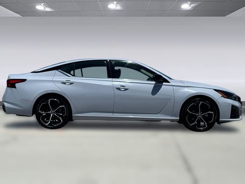 Used 2024 Nissan Altima 2.5 SR FWD image 8