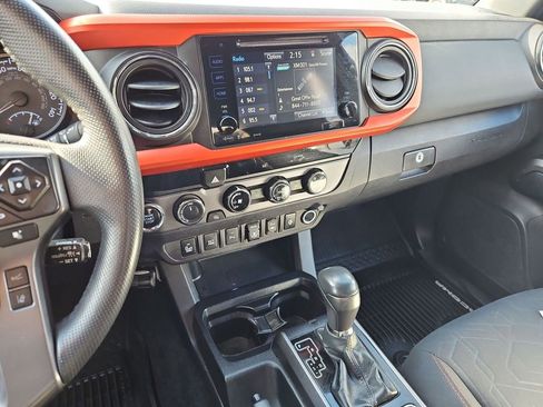 Used 2018 Toyota Tacoma TRD Sport w/ Technology Package image 19