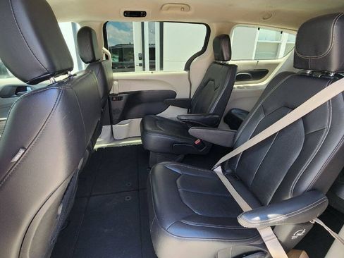 Used 2022 Chrysler Pacifica Touring-L FWD image 20