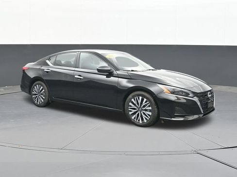 Used 2025 Nissan Altima 2.5 SV FWD image 18