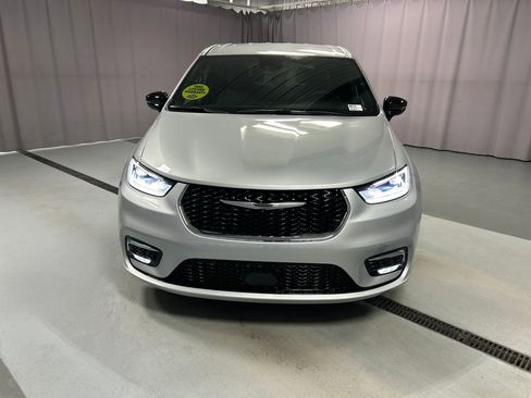 New 2026 Chrysler Pacifica Select image 2
