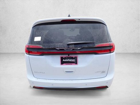 New 2027 Chrysler Pacifica Limited AWD/4WD image 3