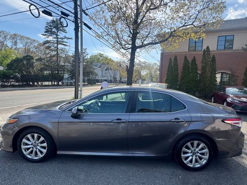 Used 2018 Toyota Camry LE FWD image 2