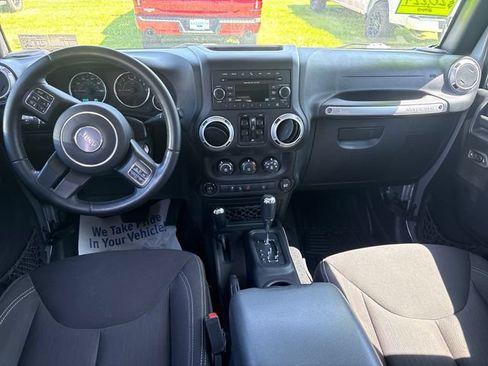 Used 2015 Jeep Wrangler Unlimited Rubicon w/ Connectivity Group AWD/4WD image 16