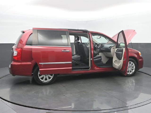 Used 2016 Chrysler Town & Country Touring w/ Driver Convenience Group FWD image 54