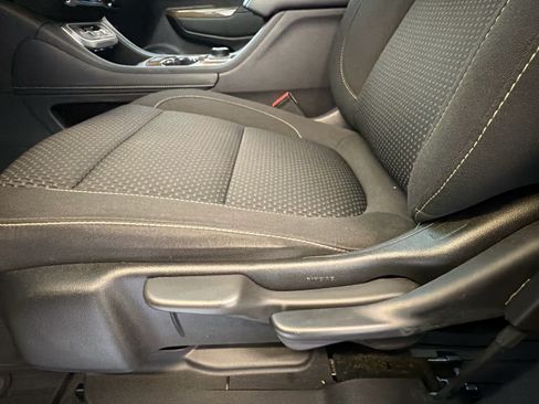 Used 2022 GMC Acadia SLE FWD image 17