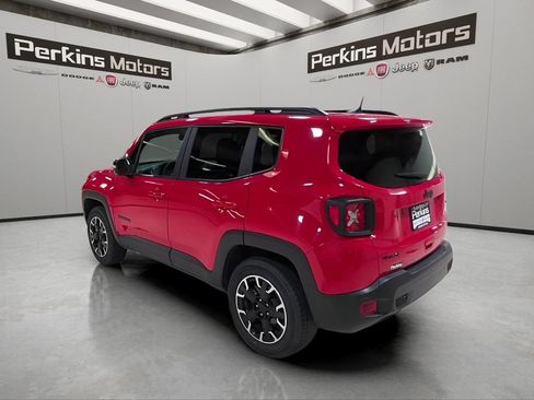 Used 2023 Jeep Renegade Latitude AWD/4WD image 3