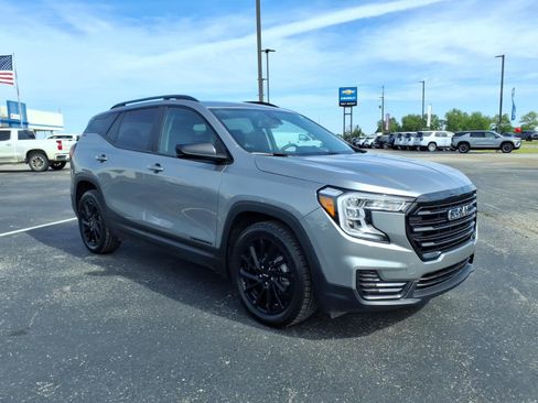 Used 2023 GMC Terrain SLE w/ Driver Convenience Package FWD image 7