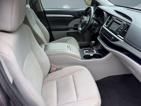 Used 2019 Toyota Highlander LE AWD/4WD image 23