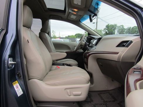 Used 2013 Toyota Sienna XLE FWD image 11
