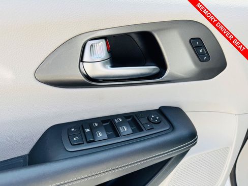 Used 2023 Chrysler Pacifica Touring-L FWD image 16