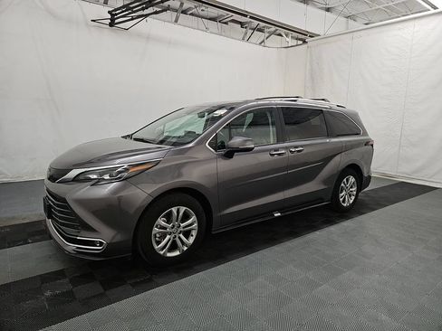 Used 2024 Toyota Sienna Platinum AWD/4WD image 3