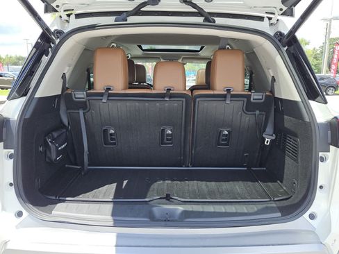 Used 2024 Nissan Pathfinder Platinum FWD image 6