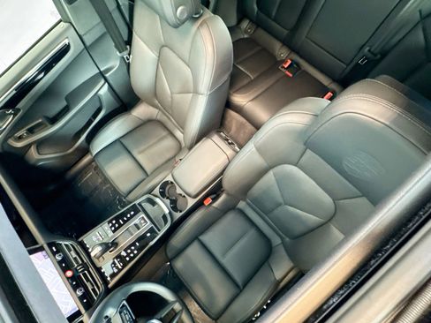 Certified 2025 Porsche Macan AWD/4WD image 20