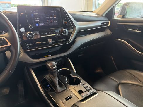 Used 2023 Toyota Highlander XLE AWD/4WD image 23
