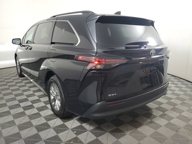 Used 2026 Toyota Sienna XLE FWD image 6