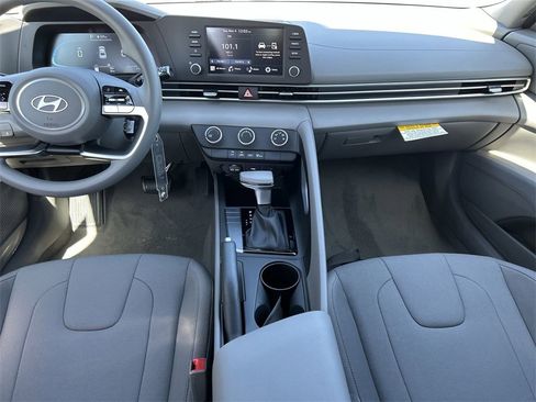 New 2025 Hyundai Elantra SE image 5