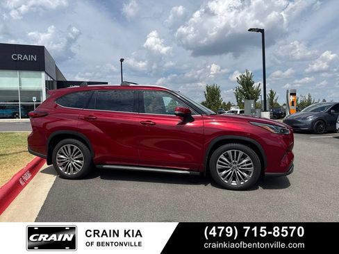 Used 2022 Toyota Highlander Platinum AWD/4WD image 2
