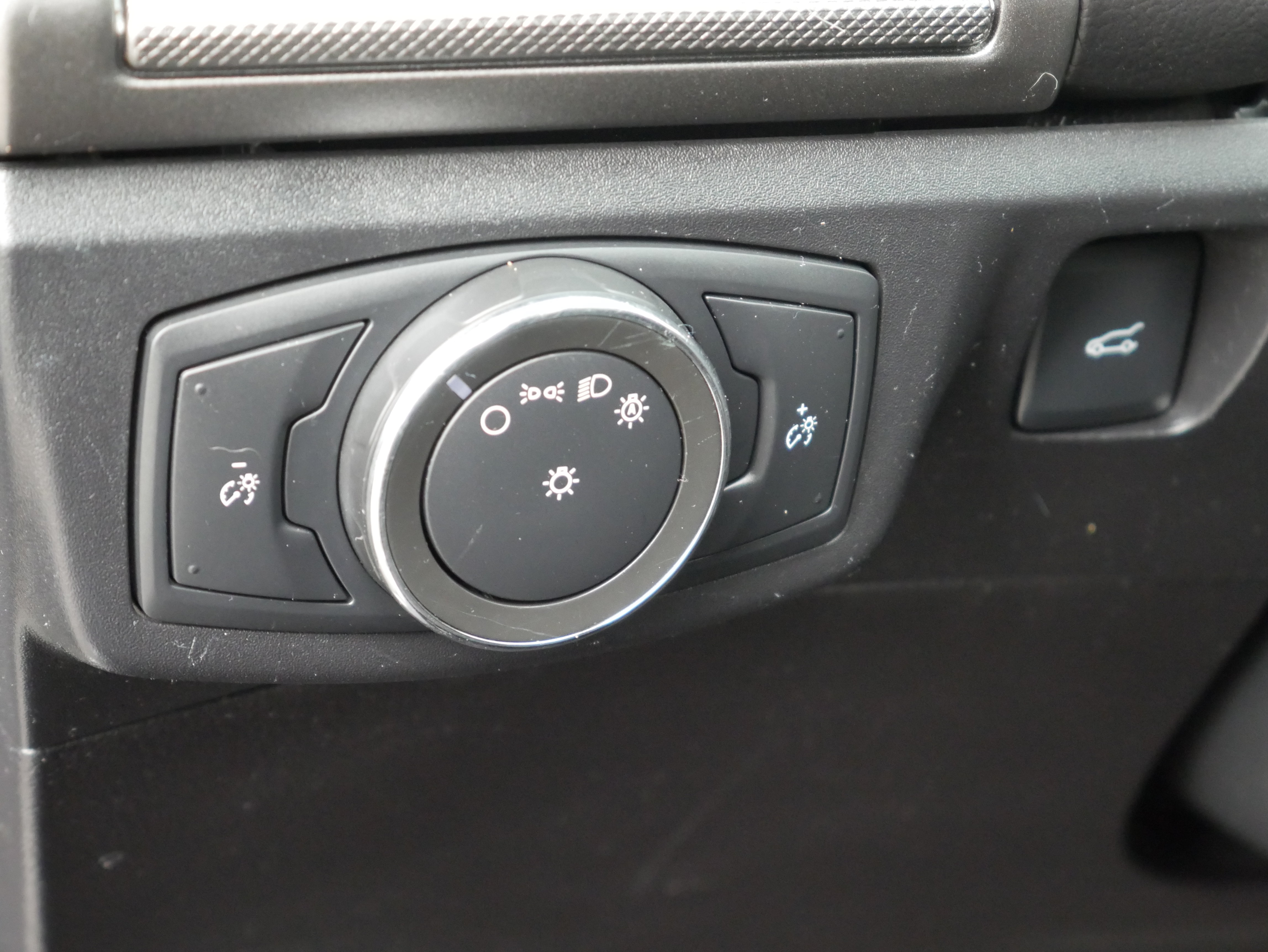 Used 2017 Ford Fusion SE FWD image 6