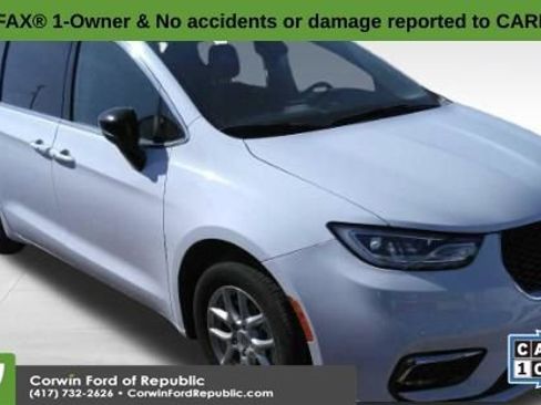 Used 2024 Chrysler Pacifica Touring-L image 2