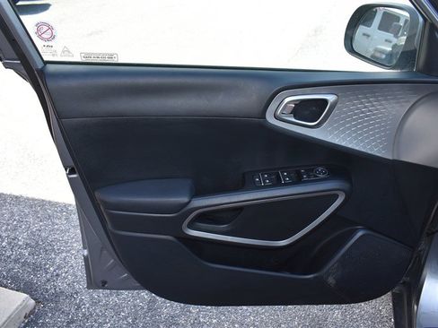 Used 2025 Kia Soul LX w/ LX Technology Package FWD image 8