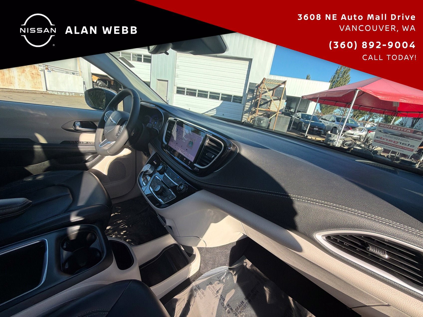 Used 2023 Chrysler Pacifica Touring-L FWD image 21