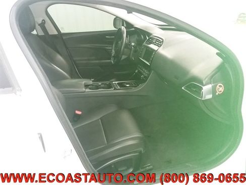 Used 2017 Jaguar XE image 14