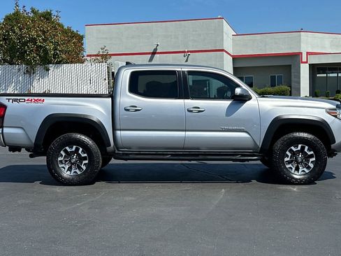 Used 2019 Toyota Tacoma TRD Off-Road AWD/4WD image 6