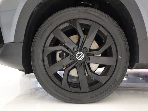 Used 2023 Volkswagen Taos SE w/ Panoramic Sunroof Package AWD/4WD image 11