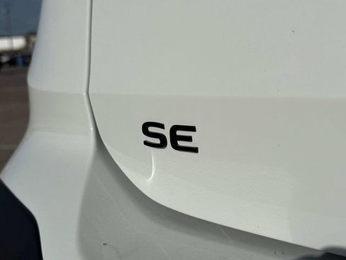 New 2026 Volkswagen Taos SE image 4