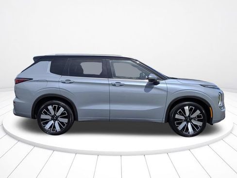 Used 2025 Mitsubishi Outlander SEL FWD image 2