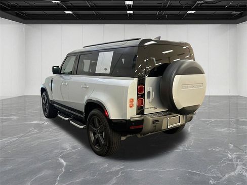Used 2023 Land Rover Defender 110 X-Dynamic SE image 3