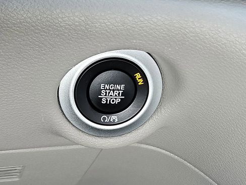 Used 2024 Chrysler Pacifica Touring-L FWD image 22