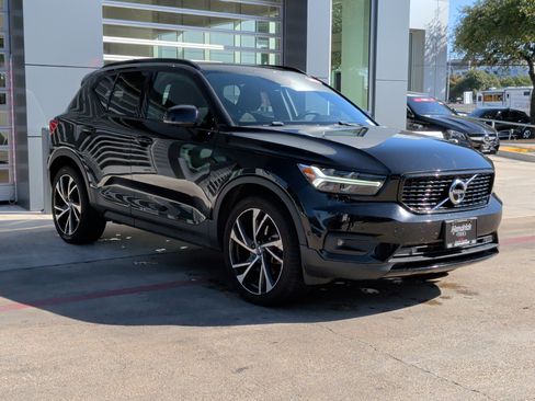 Used 2020 Volvo XC40 T4 R-Design image 2