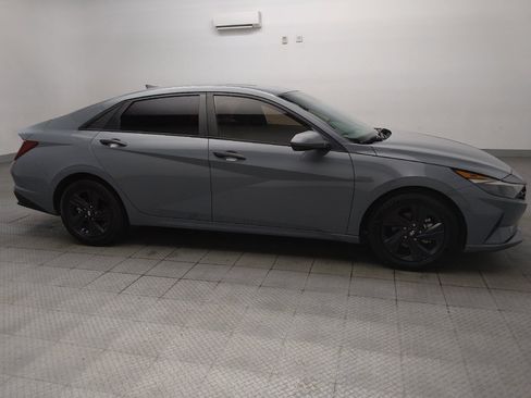 Used 2021 Hyundai Elantra SEL FWD image 11