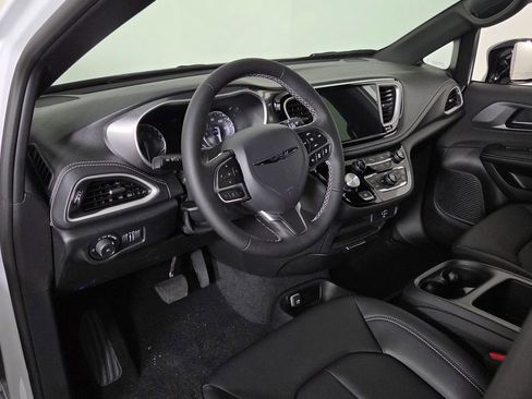 New 2026 Chrysler Pacifica Select image 14