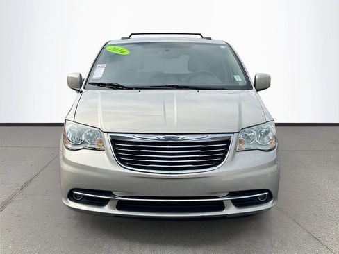 Used 2014 Chrysler Town & Country Touring image 2