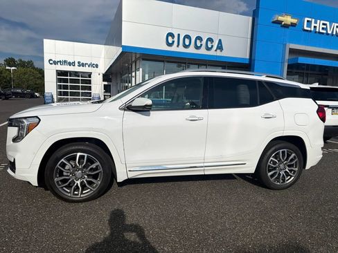 Used 2024 GMC Terrain Denali w/ Denali Premium Package AWD/4WD image 4