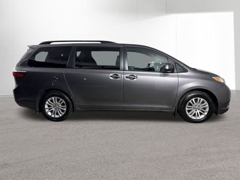 Used 2017 Toyota Sienna XLE image 38