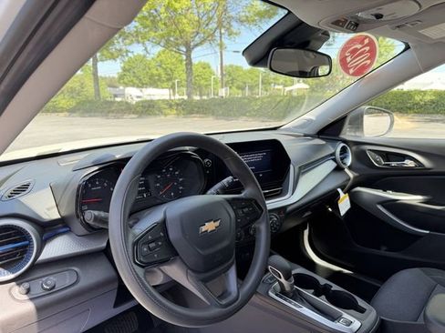 Used 2025 Chevrolet Trax LS FWD image 13