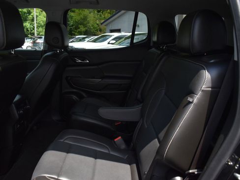 Used 2023 GMC Acadia SLT image 17