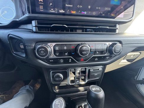 Used 2024 Jeep Wrangler Unlimited Sahara image 18