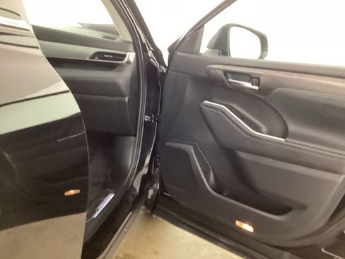 Used 2023 Toyota Highlander Platinum AWD/4WD image 21